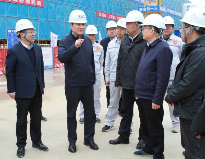 省人大常委會(huì)副主任、省...